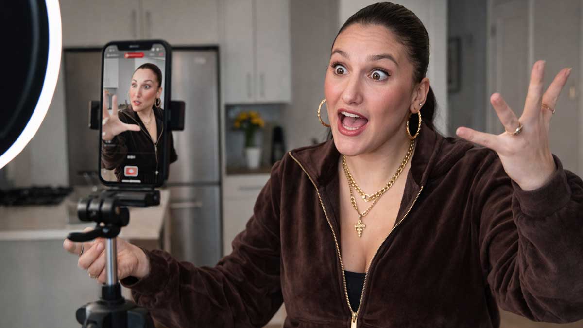 Vienna Ayla filming a comedy sketch character